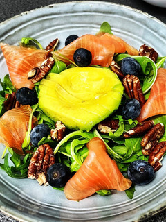 Una foto de Ensalada de salmón y aguacate 🥑 y más cositas 💕💕