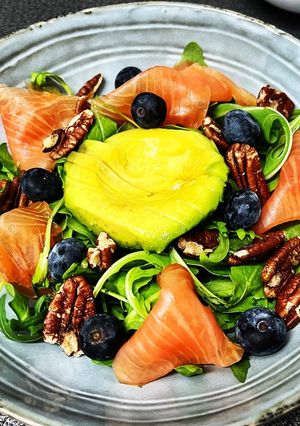 Una foto de Ensalada de salmón y aguacate 🥑 y más cositas 💕💕