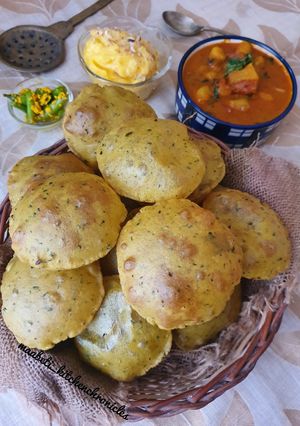બાફેલા બટેટા ટમેટાં નું શાક અને મેથી ની પૂરી રેસીપી મુખ્ય ફોટો