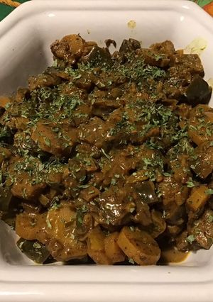 Une photo de Aubergines aux carottes jaunes, persil, ail, oignon et épices