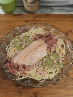 Una foto de Tallarines con salmón 🐟 atún bacon 🐖 y aguacate. 🥑