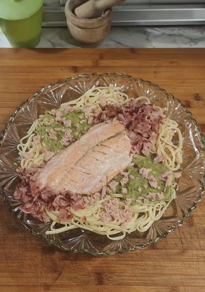 Una foto de Tallarines con salmón 🐟 atún bacon 🐖 y aguacate. 🥑