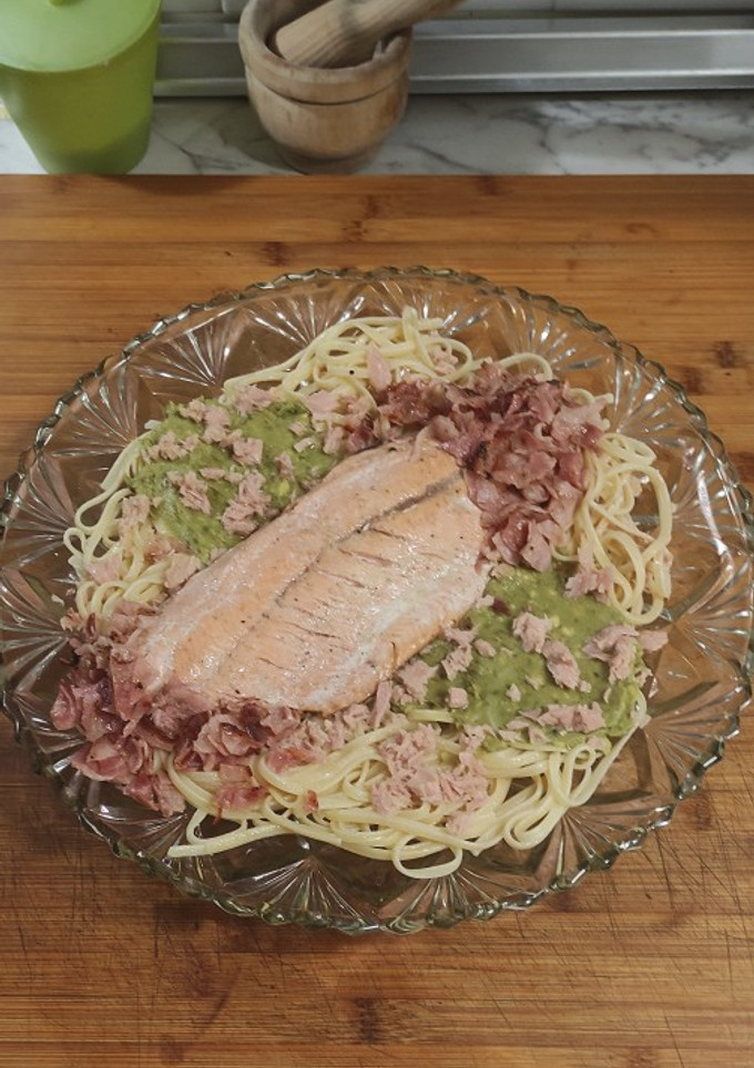 Una foto de Tallarines con salmón 🐟 atún bacon 🐖 y aguacate. 🥑