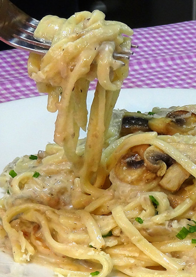 Una foto de Tallarines con salsa de setas