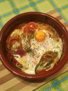 Una foto de Huevos al plato con verduras y queso