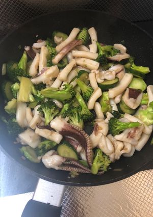 Hình của món Mực xào súp lơ dưa leo.