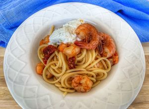 Foto di Spaghetti con pomodori secchi, mazzancolle e crema di ricotta di bufala al limone e timo