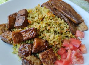 Una foto de Arroz de brócoli con zanahoria acompañado de tofu y berenjenas teriyaki🤔🤪😋