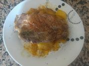 Una foto de aguja de cerdo al horno