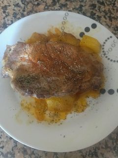 Una foto de Chuletas aguja de cerdo al horno con patatas