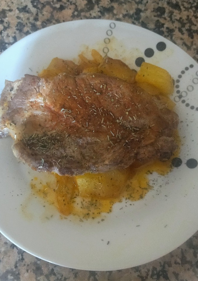 Una foto de Chuletas aguja de cerdo al horno con patatas