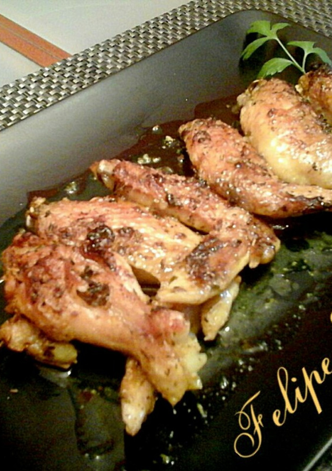 Una foto de Alitas de pollo asadas con hierbas