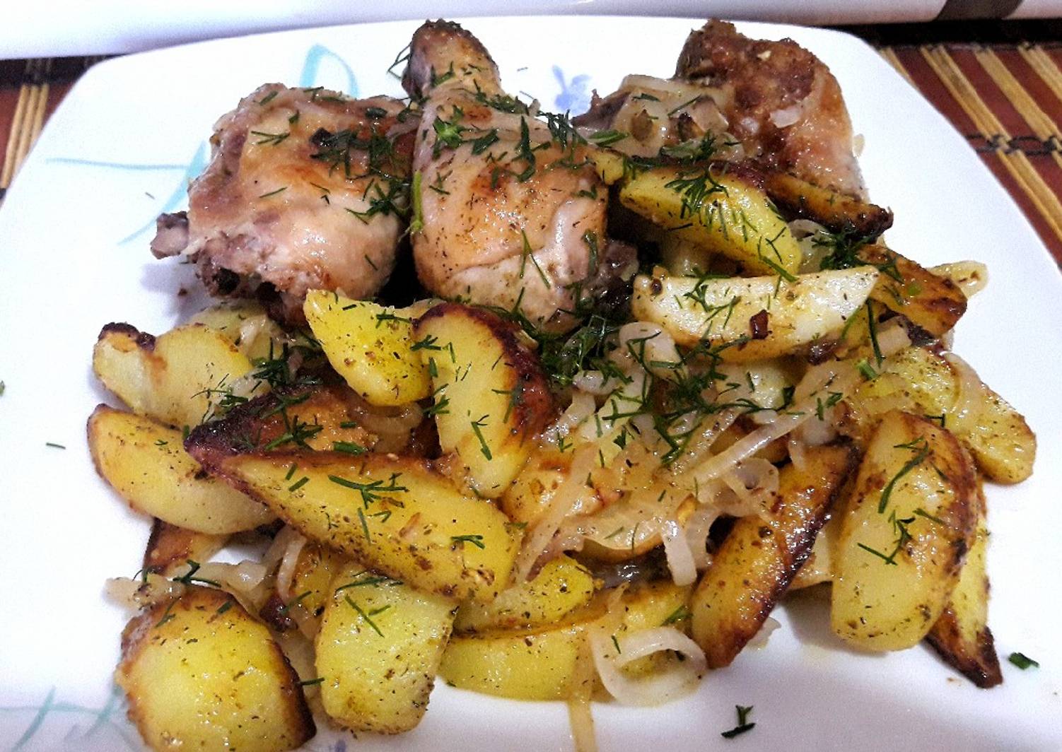 Картошка по-деревенски в духовке с курицей