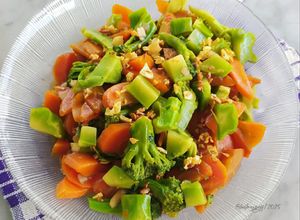 Foto resep Cah brokoli wortel bawang putih (Tips agar Brokoli Hijau Segar)