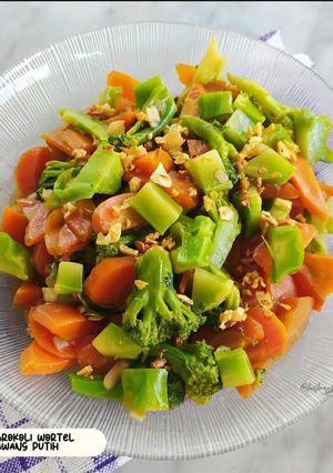 Foto resep Cah brokoli wortel bawang putih (Tips agar Brokoli Hijau Segar)