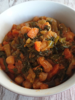 Una foto de Garbanzos con vegetales y manzana