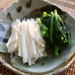A picture of Japanese Nagaimo-potato and Spinach Salad.