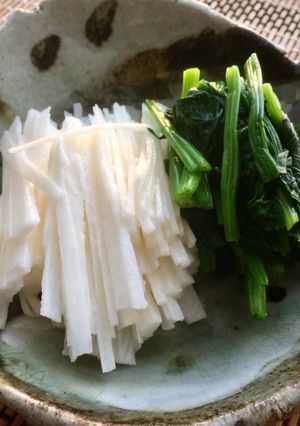 A picture of Japanese Nagaimo-potato and Spinach Salad.