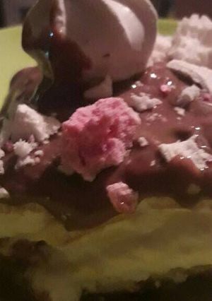 Una foto de Torta improvisada con piononos, crema y postre de chocolate