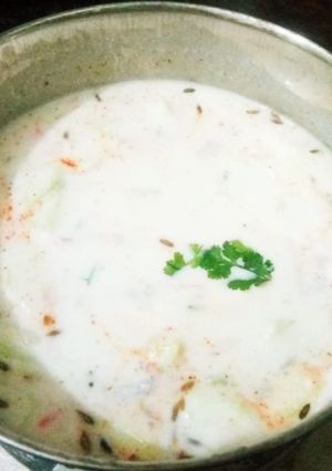 गाजर का रायता (Gajar ka raita recipe in Hindi) रेसिपी मुख्य फोटो