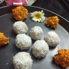 A picture of Cramalized Makhana Paneer Ladoo.