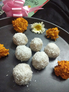 A picture of Cramalized Makhana Paneer Ladoo.