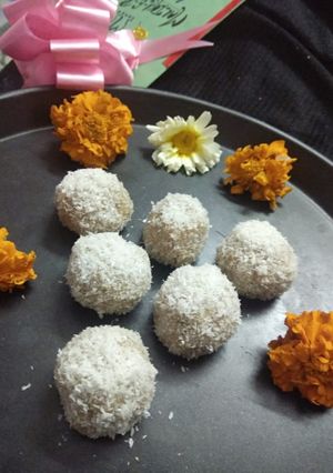 A picture of Cramalized Makhana Paneer Ladoo.