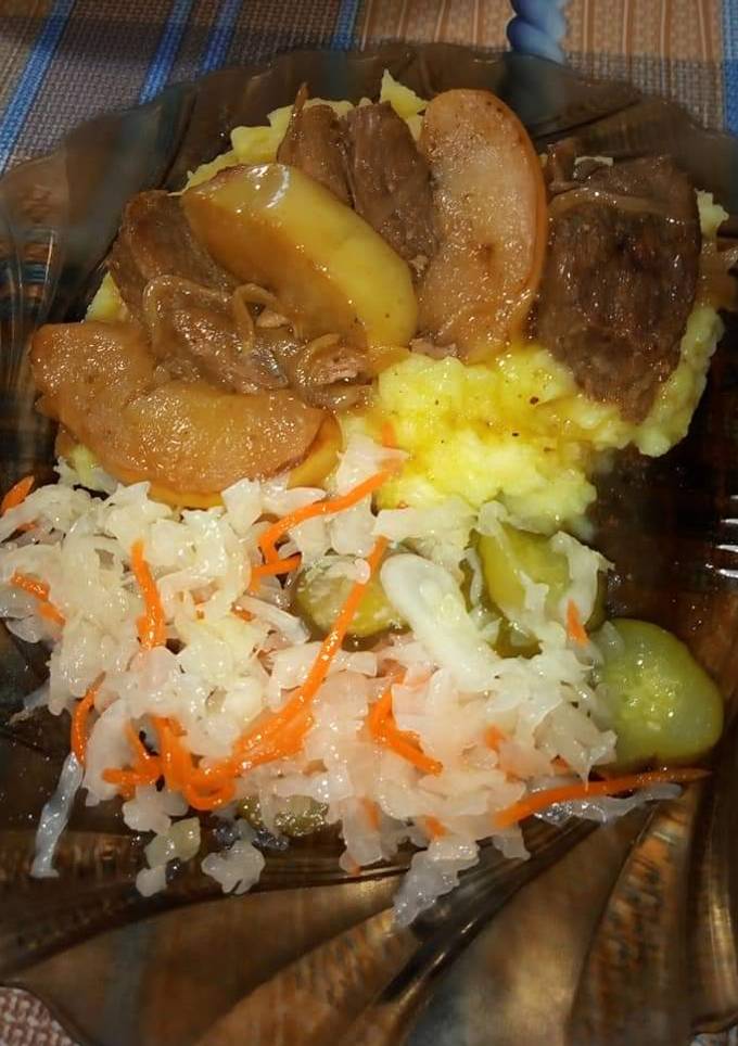 Тушкована качка з яблуками