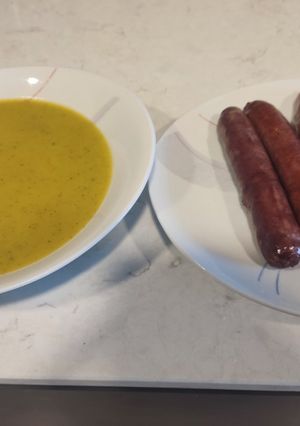 Una foto de Crema de calabacín con verduras y salchichas de cerdo al vino tinto