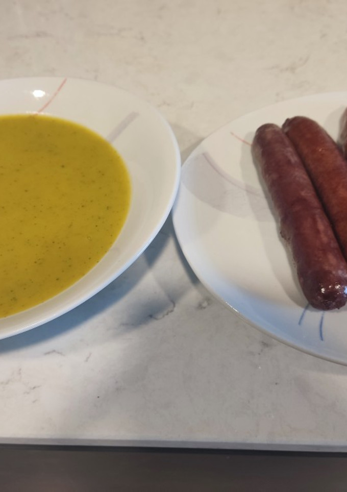 Una foto de Crema de calabacín con verduras y salchichas de cerdo al vino tinto
