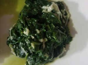 Una foto de KETO: Espinacas parmesanas