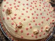 Una foto de torta de cumpleaños de colores