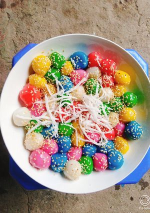 Hình của món Bánh trôi lục sắc.