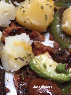 Una foto de Salteado de champiñones, pimiento verde y aguacate con bacon