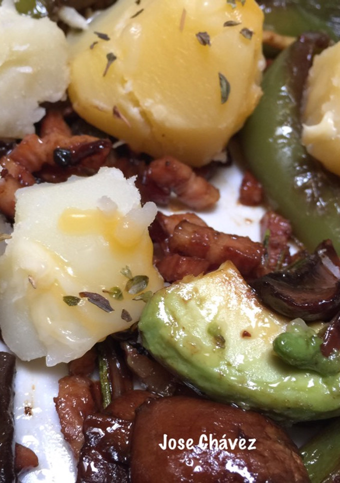 Una foto de Salteado de champiñones, pimiento verde y aguacate con bacon