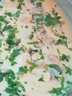 Una foto de Pechugas de pollo y champiñones con salsa blanca