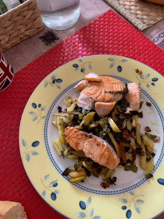 Una foto de Salmón con patatas fritas y pimientos fritos