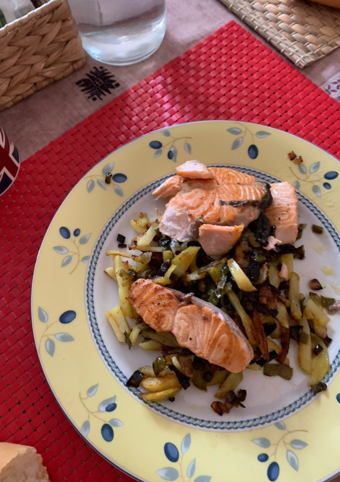 Una foto de Salmón con patatas fritas y pimientos fritos