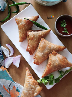 A picture of Poha onion triangle samosa.
