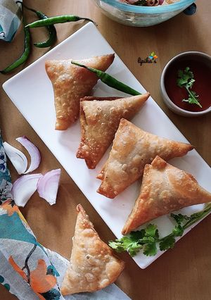 A picture of Poha onion triangle samosa.