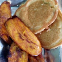 A picture of Fried Plantain with pancakes.