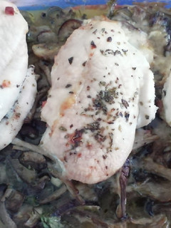 Una foto de Pechugas al horno rellenas con guarnición de setas