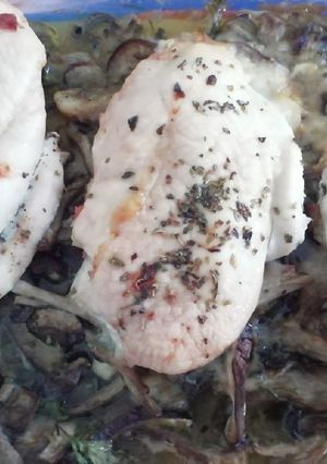 Una foto de Pechugas al horno rellenas con guarnición de setas
