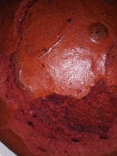 A picture of Vanilla and red velvet cake.