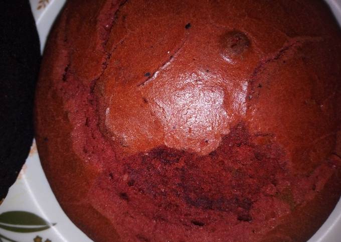 Vanilla and red velvet cake