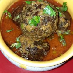 A picture of Turai chhilka kofta with curry.