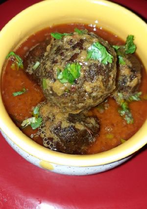 A picture of Turai chhilka kofta with curry.