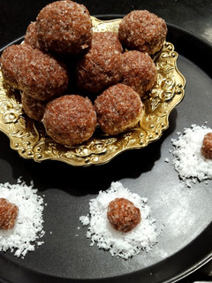 अळीवाचे लाडू (adivaadche ladoo recipe in marathi) रेसिपी चे मुख्य फोटो