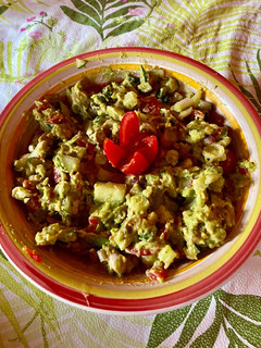 Una foto de Dip de palta, pepino y cebolla 👌