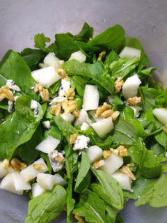 Una foto de Ensalada de rúcula, pera, queso azul y nueces